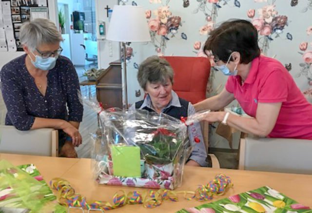 Brigitte Börger hat an diesem Freitag ihren 90. Geburtstag. Auch wenn keine Gäste kommen dürfen, wird in der senioren-WG gefeiert. Foto: Czischke/SMMP 